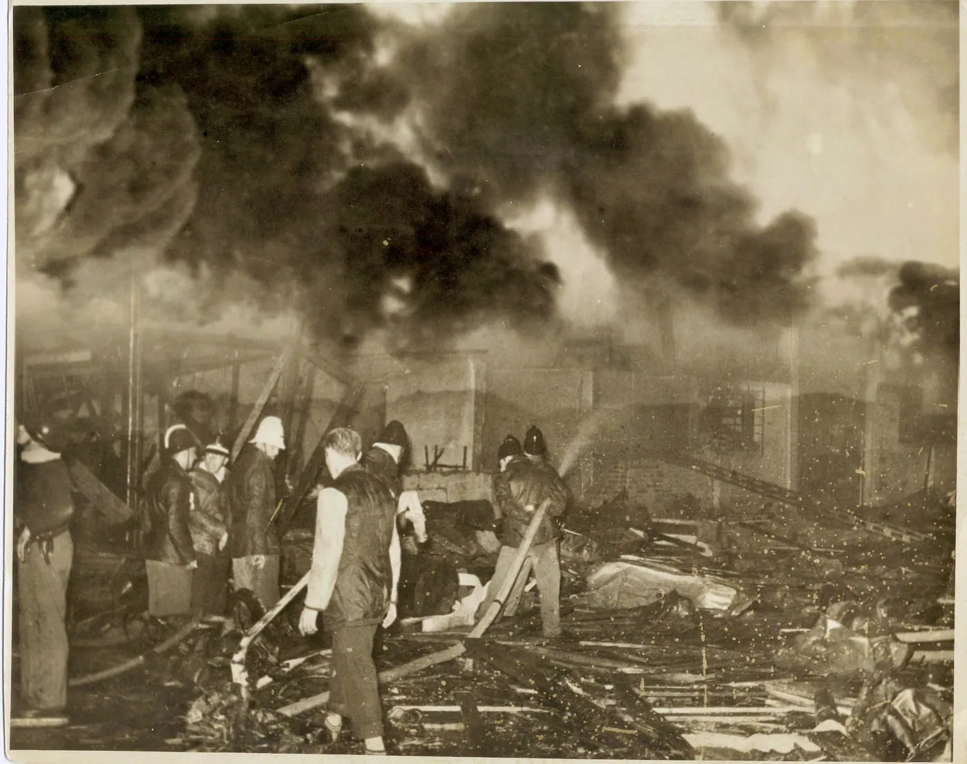 Primera Compañía en apoyo a Bomberos Valparaíso durante trágico incendio de Año Nuevo 1953