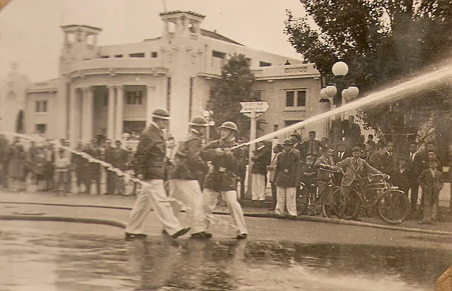 Ejercicios doctrinales de agua realizados por la Cuarta Compañía en el frontis del Casino Municipal de Viña del Mar