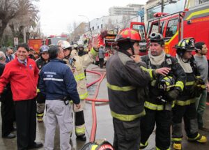 Bomberos controló incendio en pleno centro de Viña del Mar